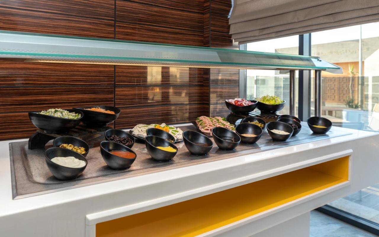 โรงแรมโมเวนพิค สแฟกซ์ Sfax ภายนอก รูปภาพ A salad bar