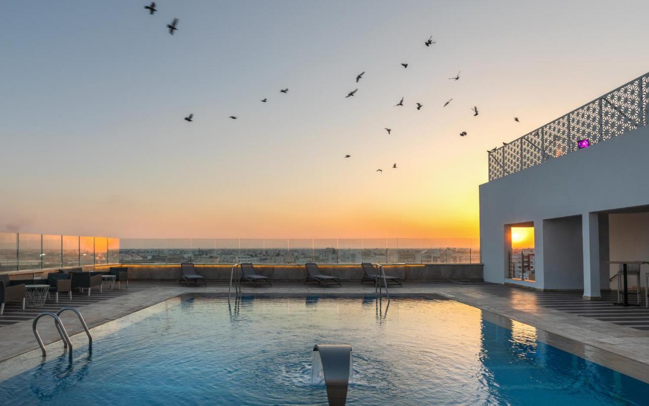 โรงแรมโมเวนพิค สแฟกซ์ Sfax ภายนอก รูปภาพ Rooftop pool at the hotel
