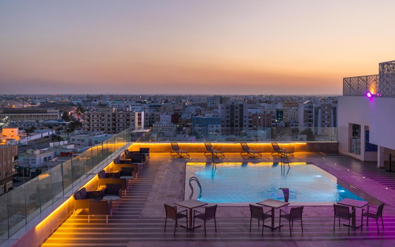 โรงแรมโมเวนพิค สแฟกซ์ Sfax ภายนอก รูปภาพ Rooftop pool at the hotel