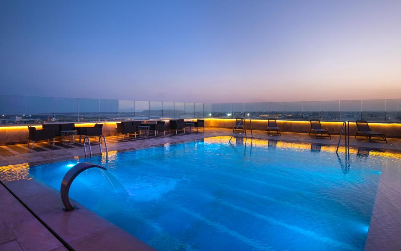 โรงแรมโมเวนพิค สแฟกซ์ Sfax ภายนอก รูปภาพ The pool at the rooftop bar