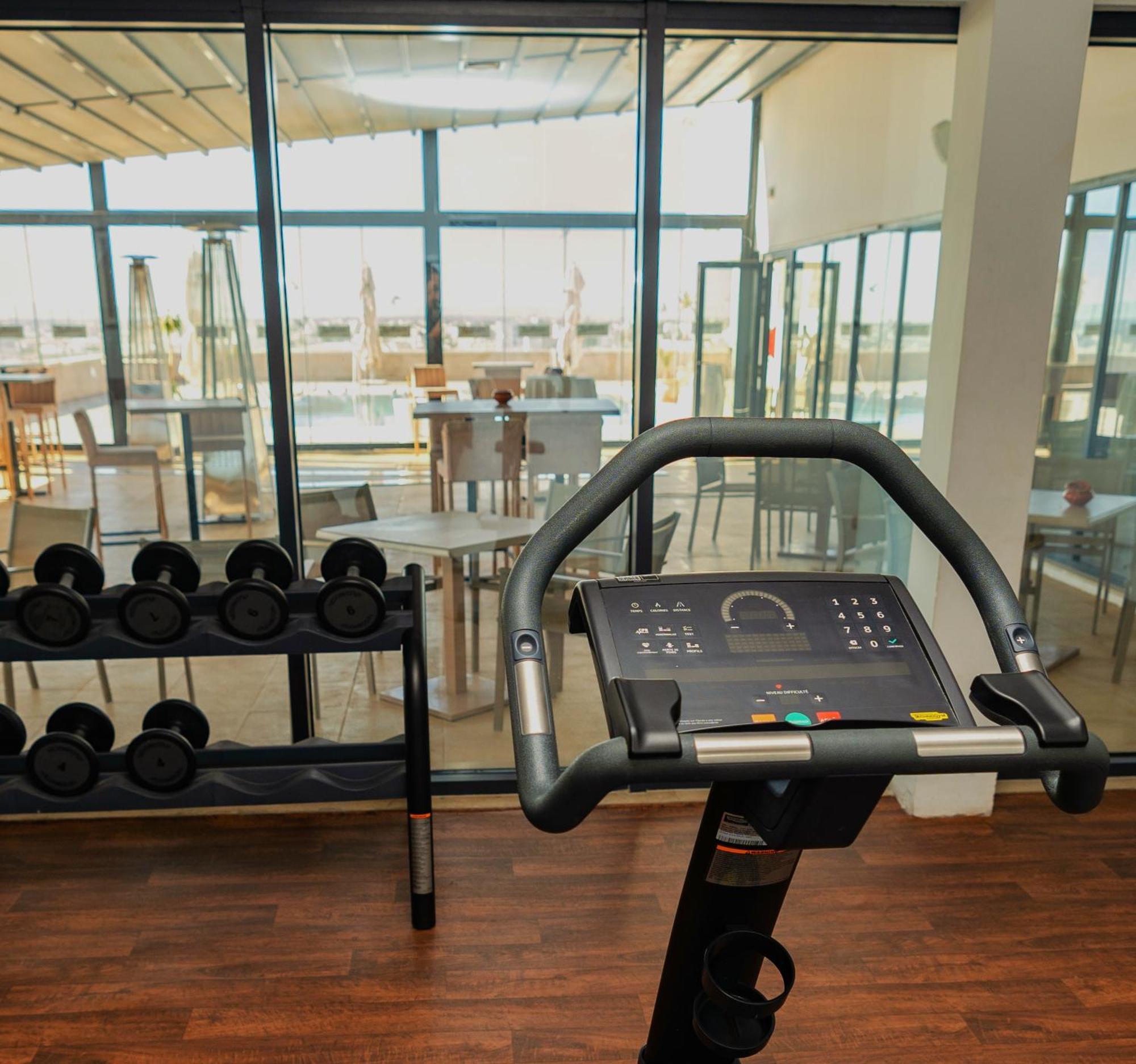 โรงแรมโมเวนพิค สแฟกซ์ Sfax ภายนอก รูปภาพ The gym at the hotel