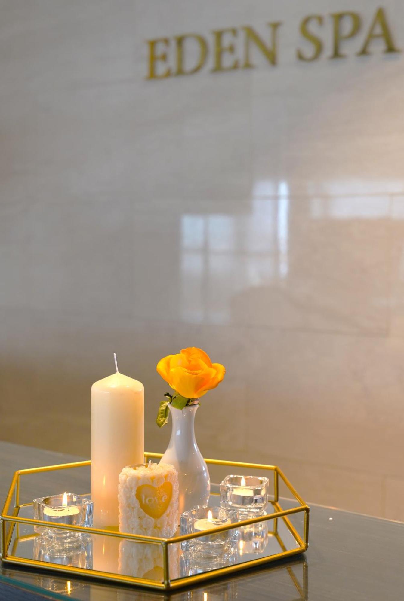 โรงแรมโมเวนพิค สแฟกซ์ Sfax ภายนอก รูปภาพ Candle and rose at the memorial service for victims of the 2011 Christchurch earthquake