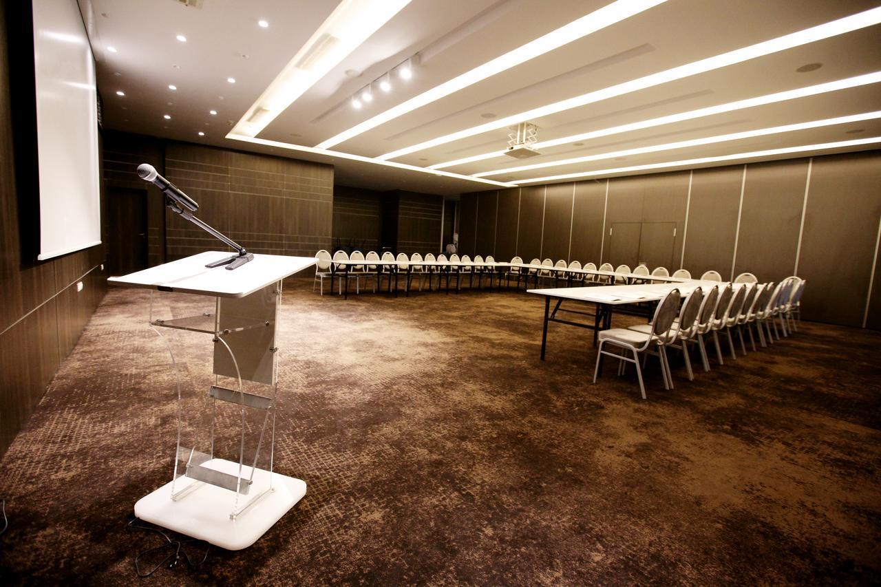 โรงแรมโมเวนพิค สแฟกซ์ Sfax ภายนอก รูปภาพ A meeting room