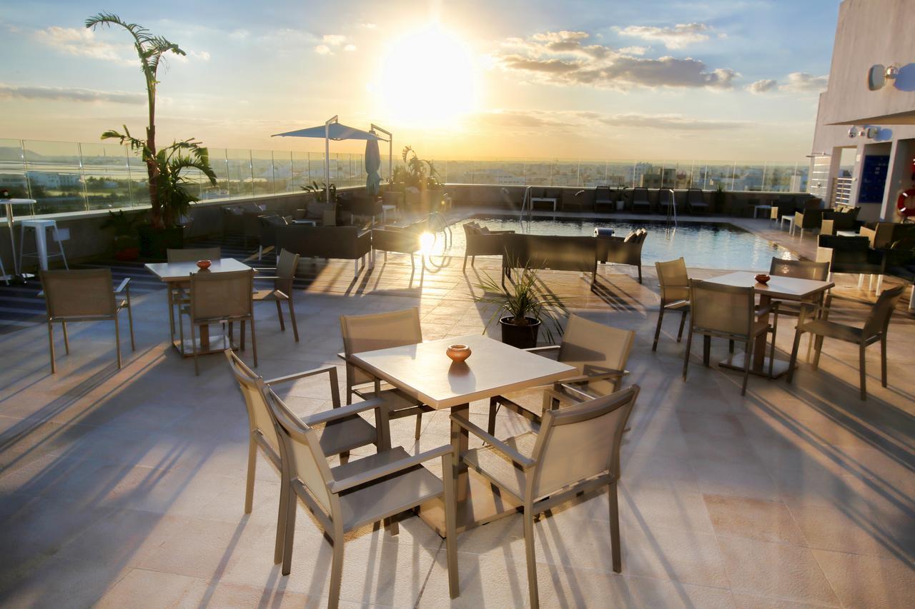 โรงแรมโมเวนพิค สแฟกซ์ Sfax ภายนอก รูปภาพ Rooftop pool at the hotel