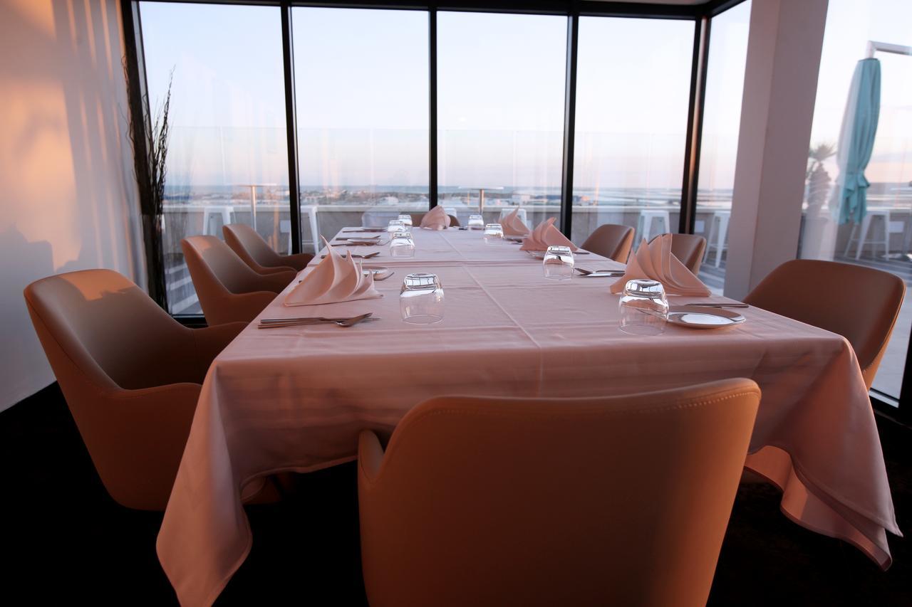 โรงแรมโมเวนพิค สแฟกซ์ Sfax ภายนอก รูปภาพ Restaurant