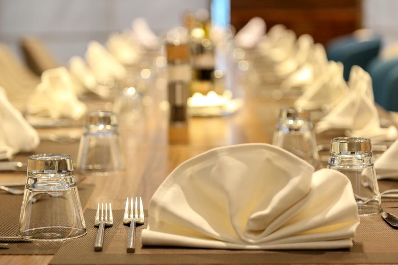โรงแรมโมเวนพิค สแฟกซ์ Sfax ภายนอก รูปภาพ A table set for fine dining