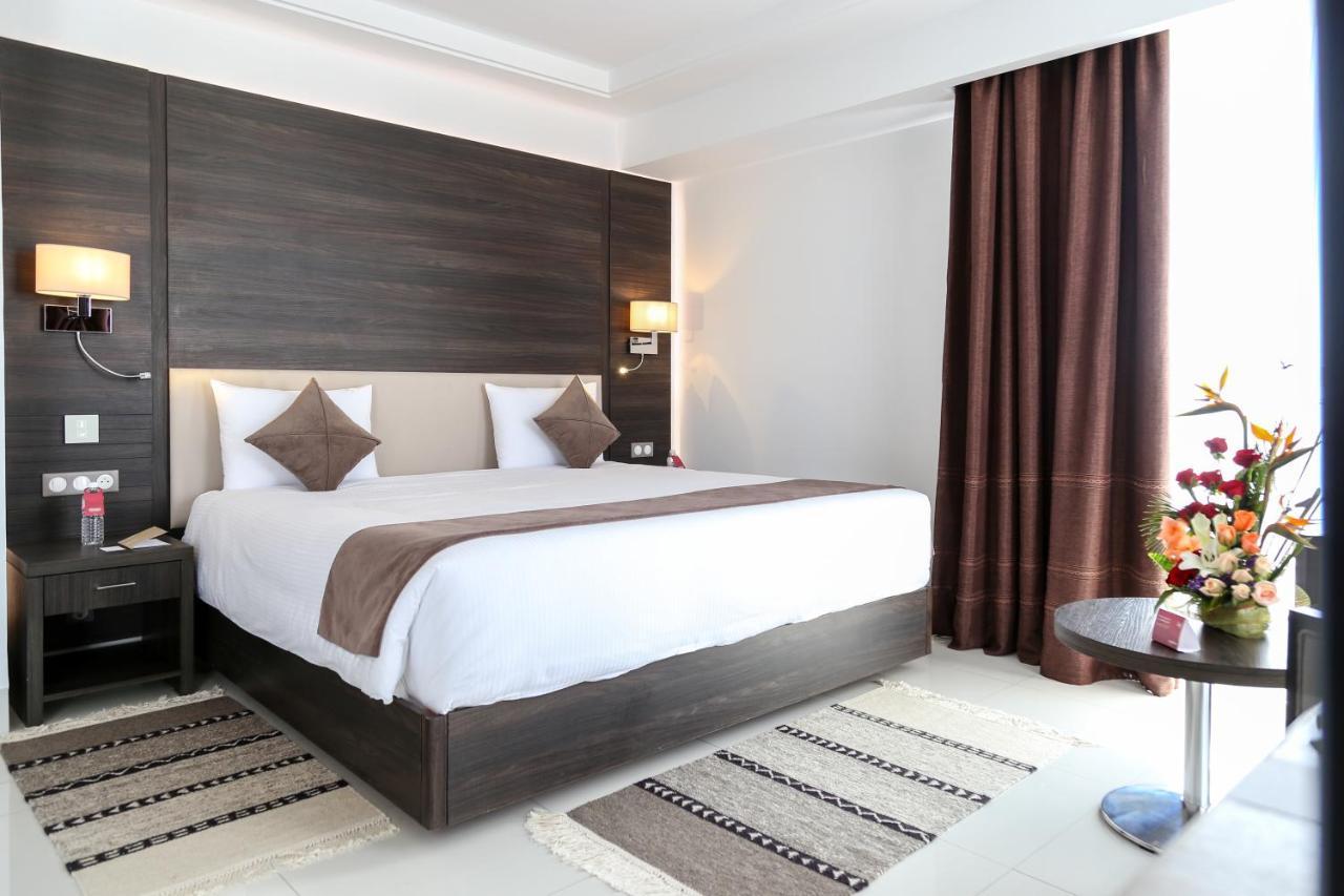 โรงแรมโมเวนพิค สแฟกซ์ Sfax ภายนอก รูปภาพ A bedroom at the hotel